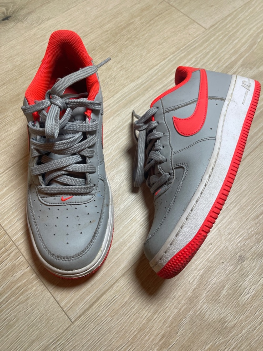 Nike Kids Gray and Red Low-Top Sneakers Size: 5.5
